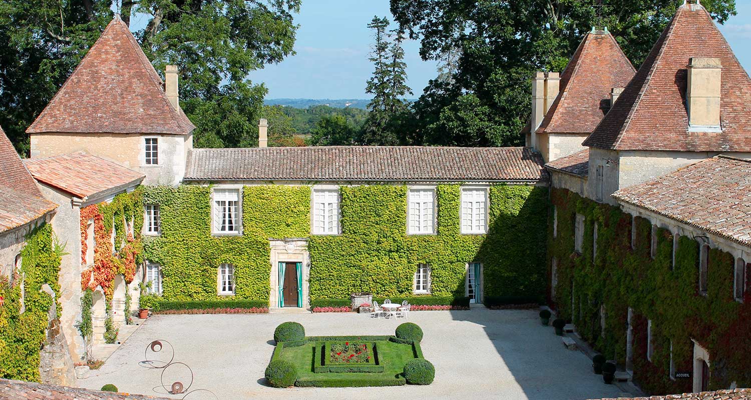 CHATEAU-CARBONNIEUX-PHOTO-COUR-CHATEAU